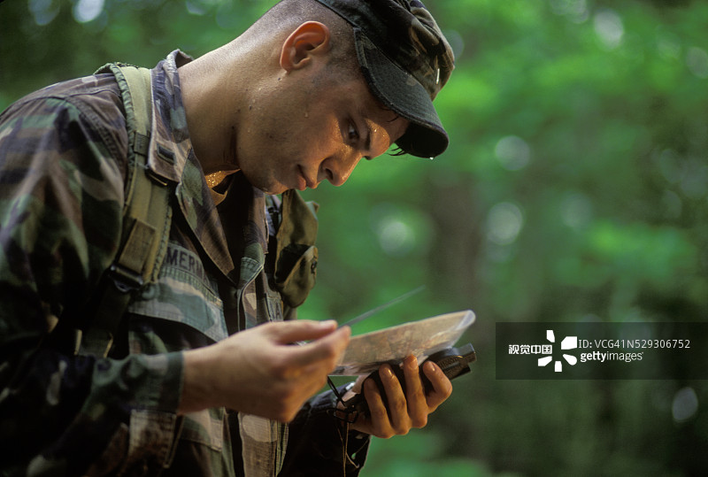 正在看地图的士兵图片素材