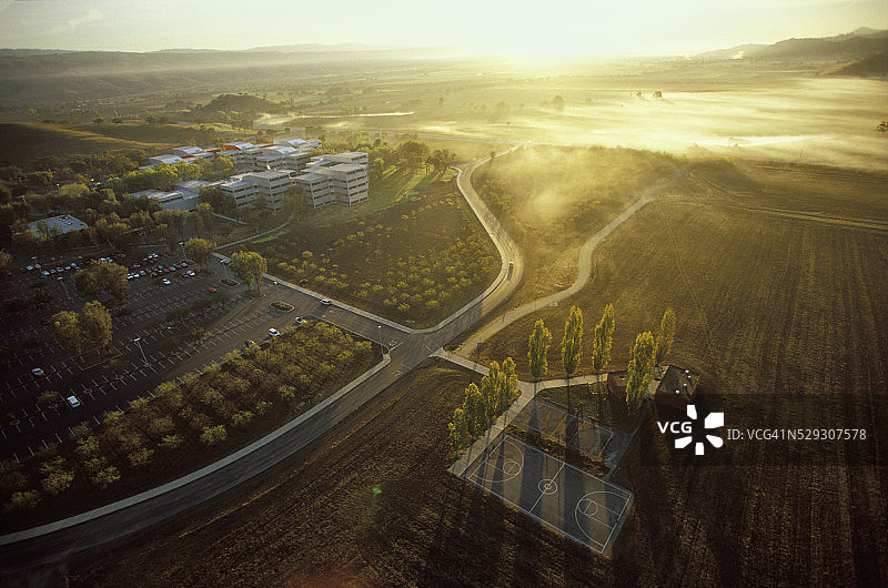 IBM研究实验室（左上）毗邻农业用地图片素材