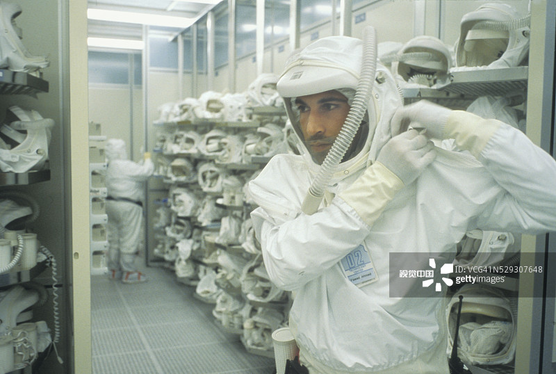 穿洁净服的英特尔技术员图片素材