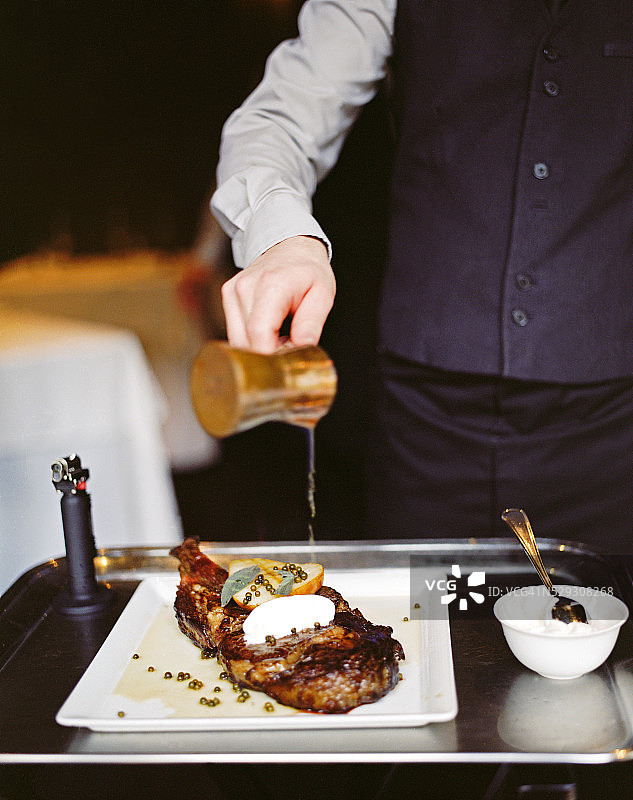 服务员正在烹饪火焰牛排图片素材