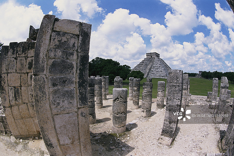 勇士神庙视角下的卡斯蒂略金字塔图片素材