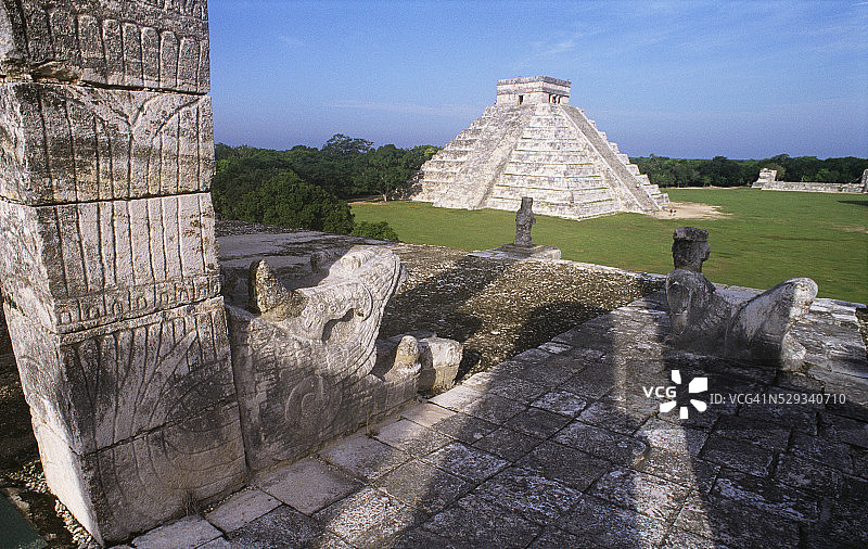 勇士神庙视角下的卡斯蒂略金字塔图片素材