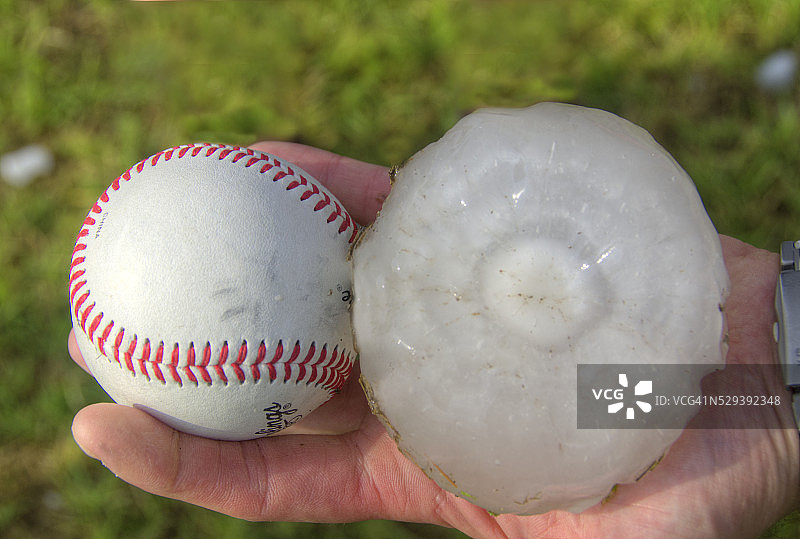 乔普林龙卷风过后的大冰雹图片素材