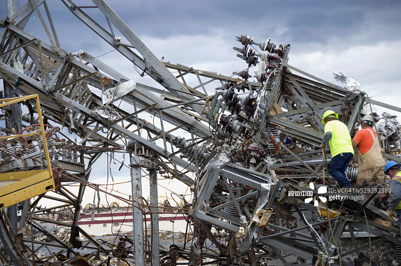 乔普林龙卷风袭击后的损毁电站图片素材