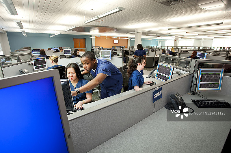 计算机房里的工人图片素材