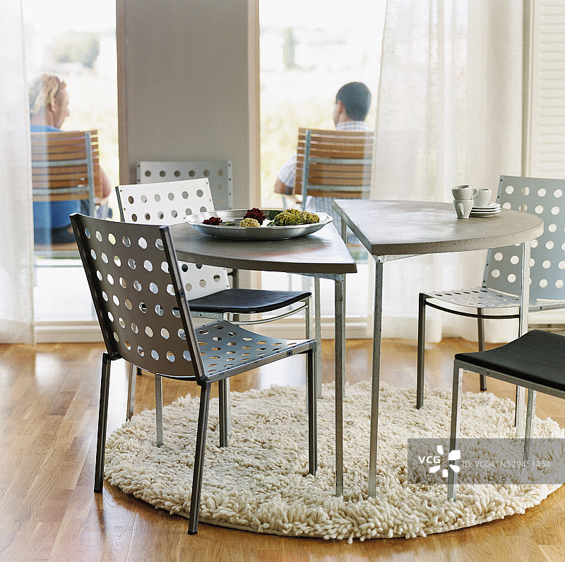 餐桌，可看到甲板上的一对夫妇图片素材