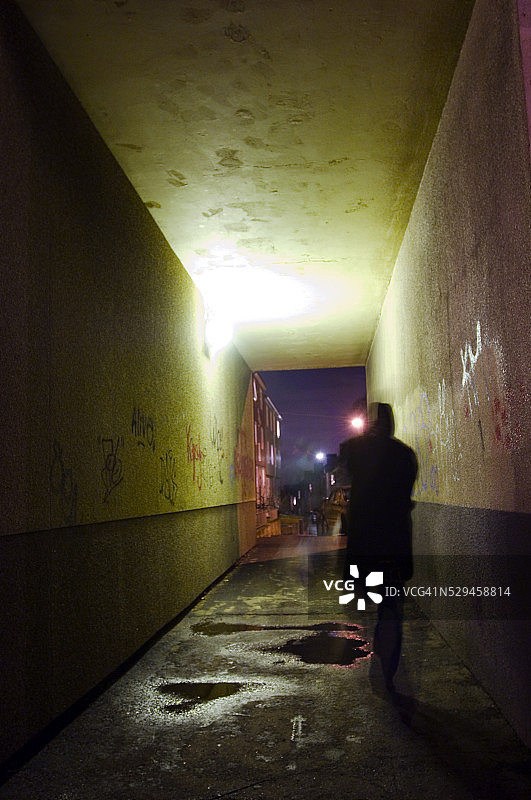男人在瑞典的隧道里夜间行走图片素材