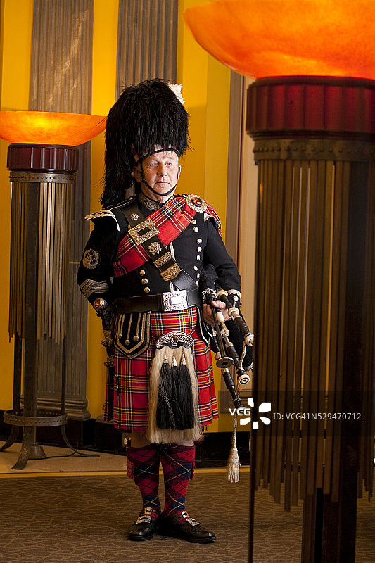 穿着苏格兰短裙，拿着风笛的男人图片素材