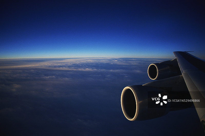 飞行中的波音747机翼图片素材