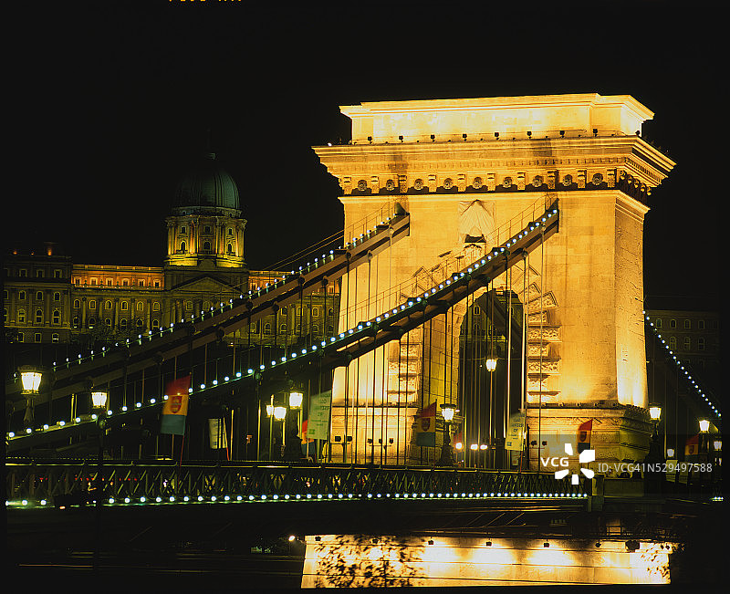 夜幕下的塞切尼链桥图片素材