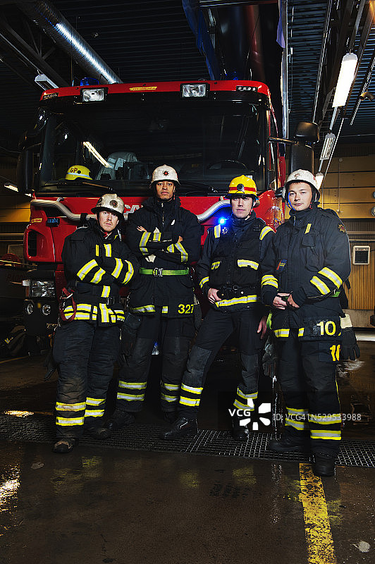 消防车前的消防员肖像照图片素材
