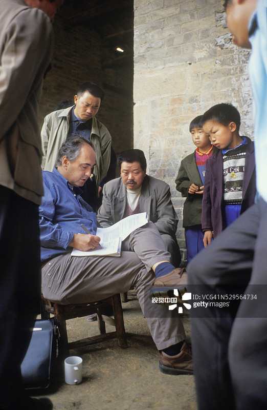 作家与村民交谈图片素材