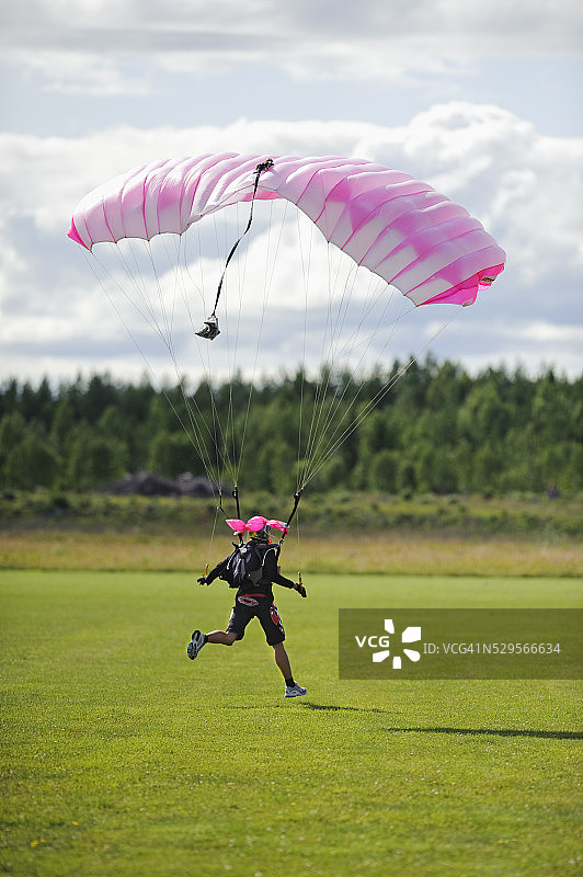 跳伞员着陆图片素材