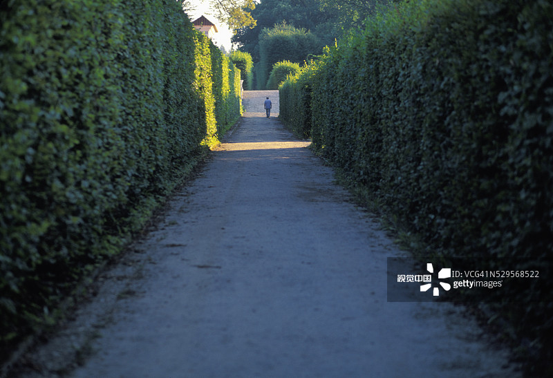 在克鲁姆洛夫城堡花园中散步的男人图片素材
