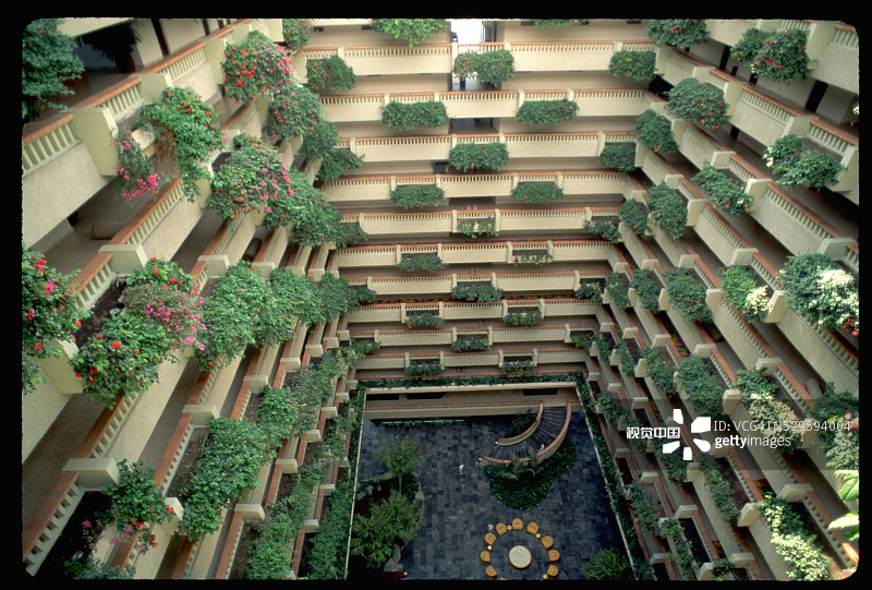 酒店中庭阳台上悬挂的植物图片素材