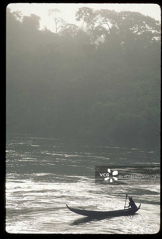 在河上的皮划艇运动员图片素材