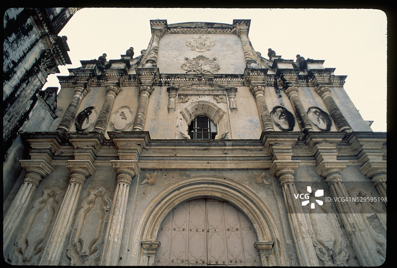 带有高浮雕柱子的建筑外立面图片素材