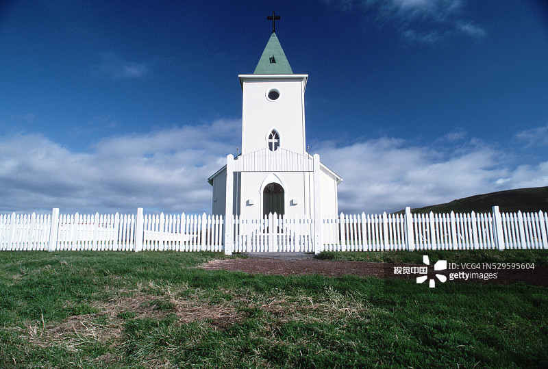 绿色屋顶和尖塔的白色教堂图片素材