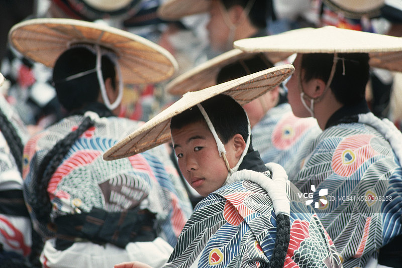 穿着传统服装的日本男孩图片素材