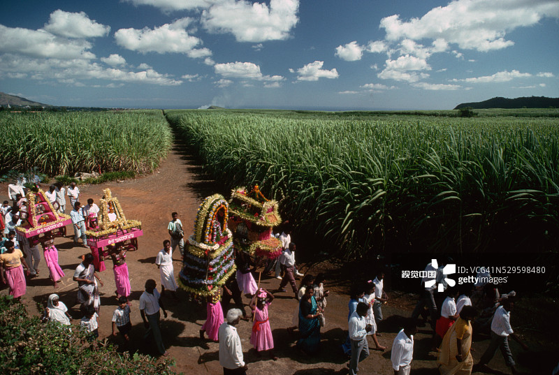 穿过田野的泰国大宝森节游行图片素材