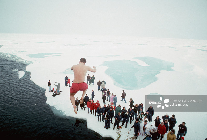 男子潜入北冰洋图片素材