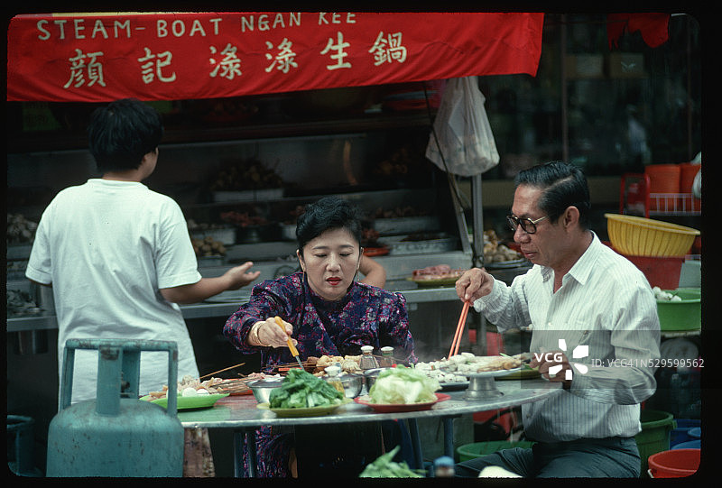 在街头市场吃东西图片素材