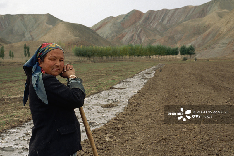 水渠旁的女人图片素材