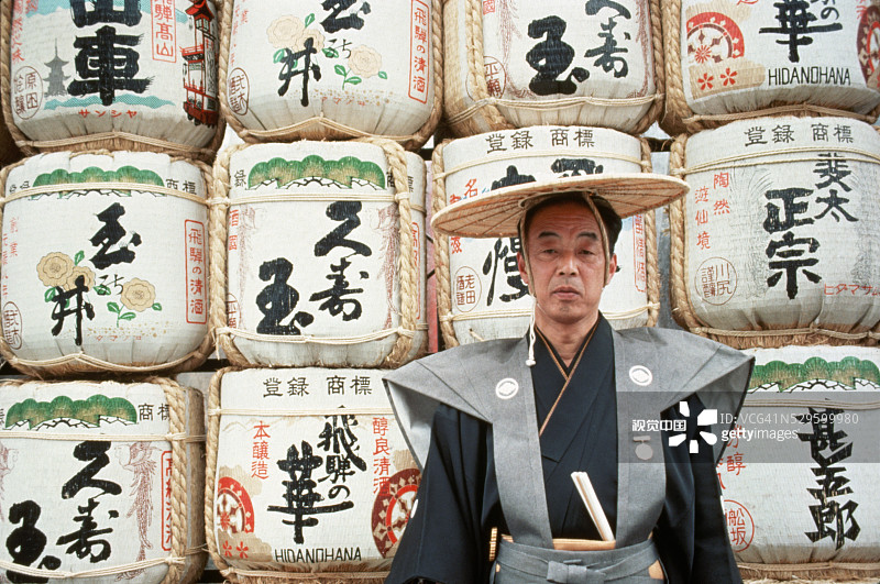 神官与清酒桶图片素材