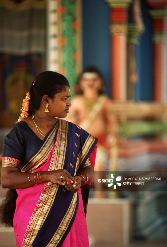 在黑风洞穿着纱丽的马来西亚印度女人图片素材