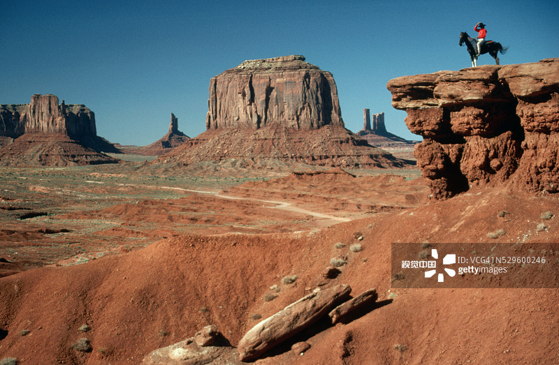 纪念碑谷中的牛仔图片素材