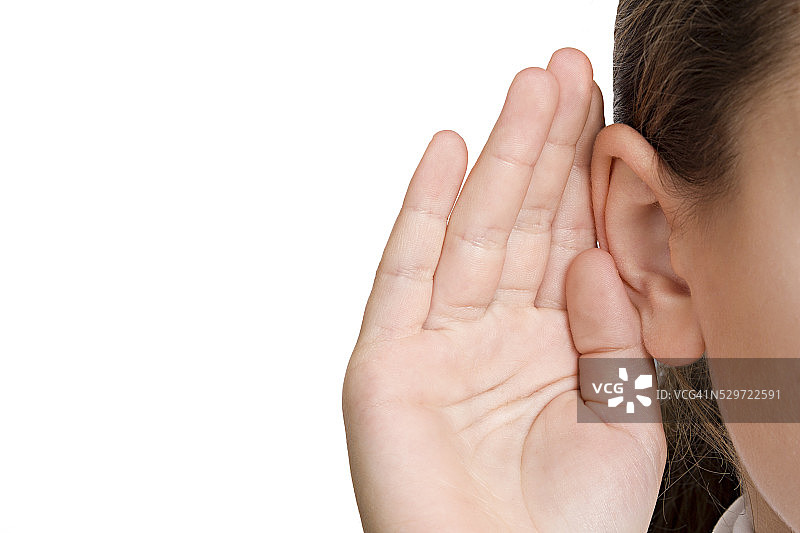 年轻女孩在听图片素材