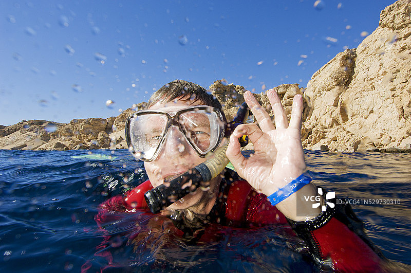 在埃及浮潜的满意的人图片素材