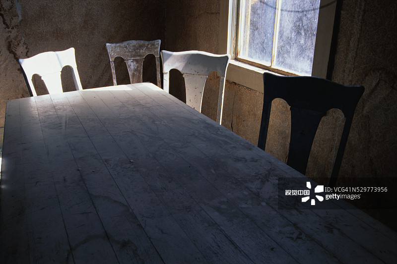 鬼城中的尘土飞扬的房间图片素材