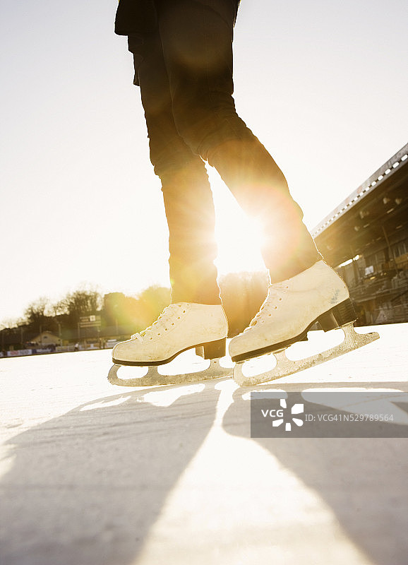 瑞典斯德哥尔摩：逆光下女孩滑冰特写图片素材