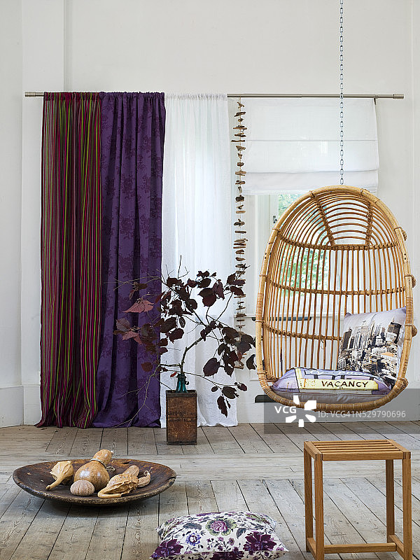 带秋千椅的禅意室内设计图片素材