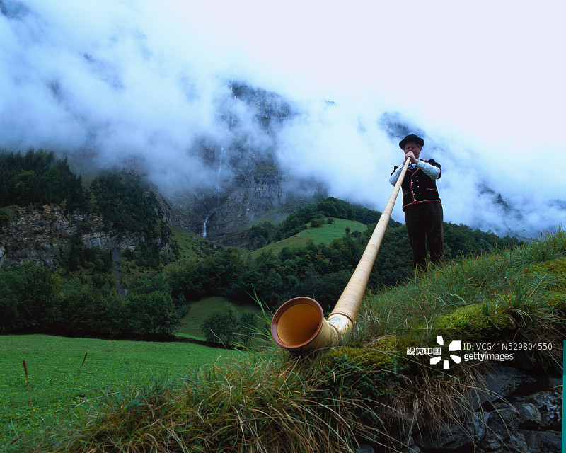 男人演奏阿尔卑斯长号图片素材