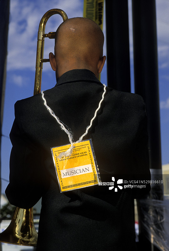 等待表演的长号演奏者图片素材