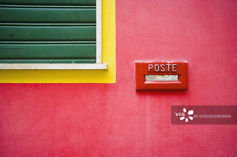 红色墙壁上的邮箱插槽图片素材