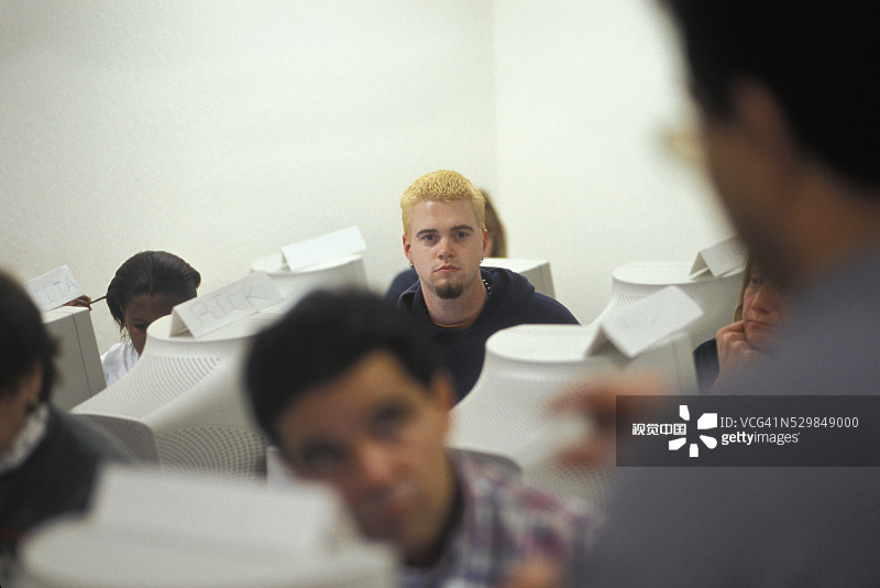 瑞克·威尔逊在课堂上听一位志愿者技术指导员讲解图片素材