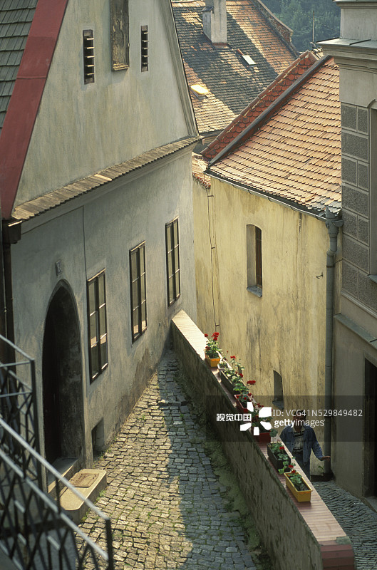 男人走在狭窄的街道上图片素材