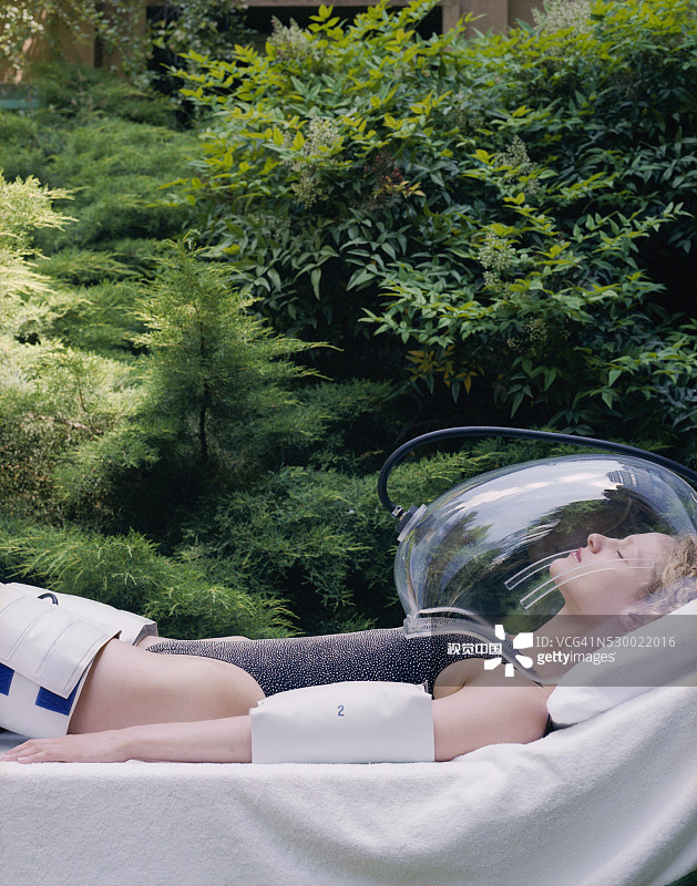 女人接受氧气治疗时使用淋巴按摩袖套图片素材