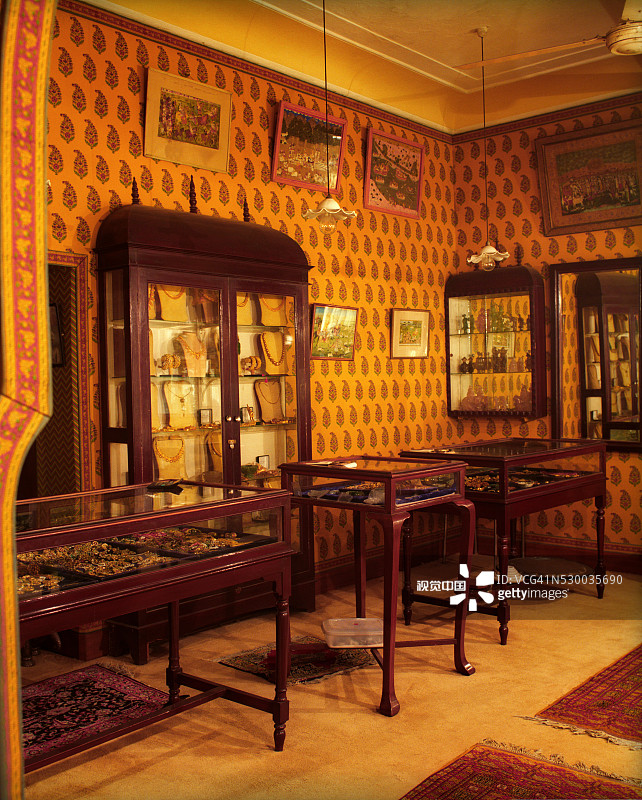 包含装饰品的几个陈列柜的侧视图图片素材