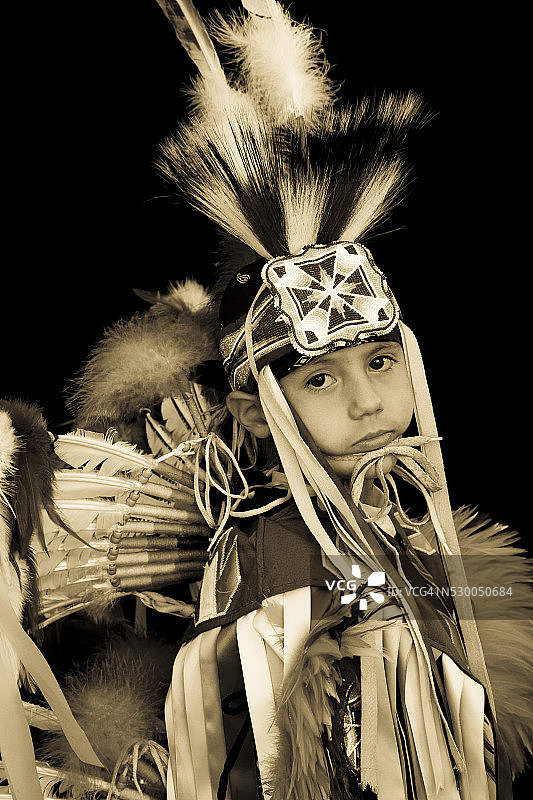 年轻舞者的棕褐色照片图片素材