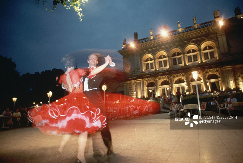 情侣在黄昏时在户外跳舞图片素材