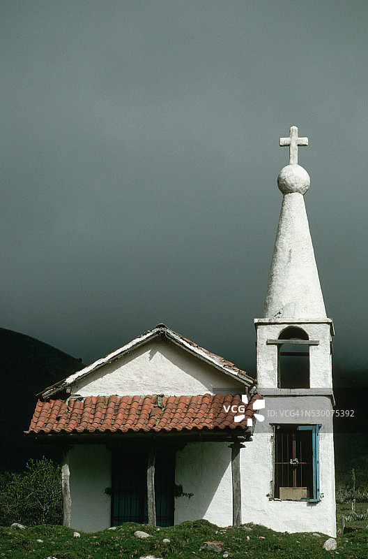 带尖顶的白色教堂图片素材
