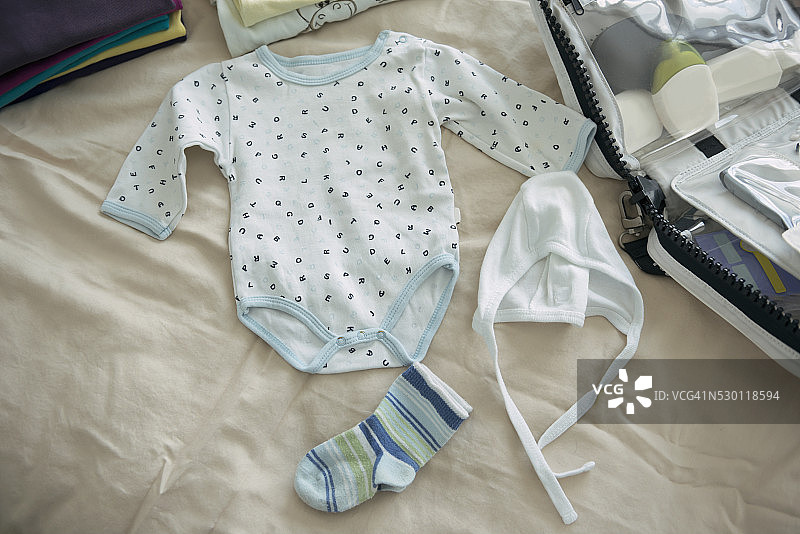 婴儿服装、床、手提箱打包静物图片素材