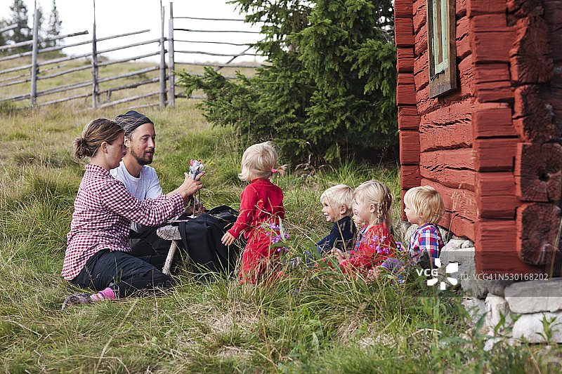 孩子们在户外看木偶戏图片素材