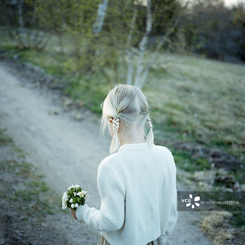 手捧银莲花花束的女孩图片素材