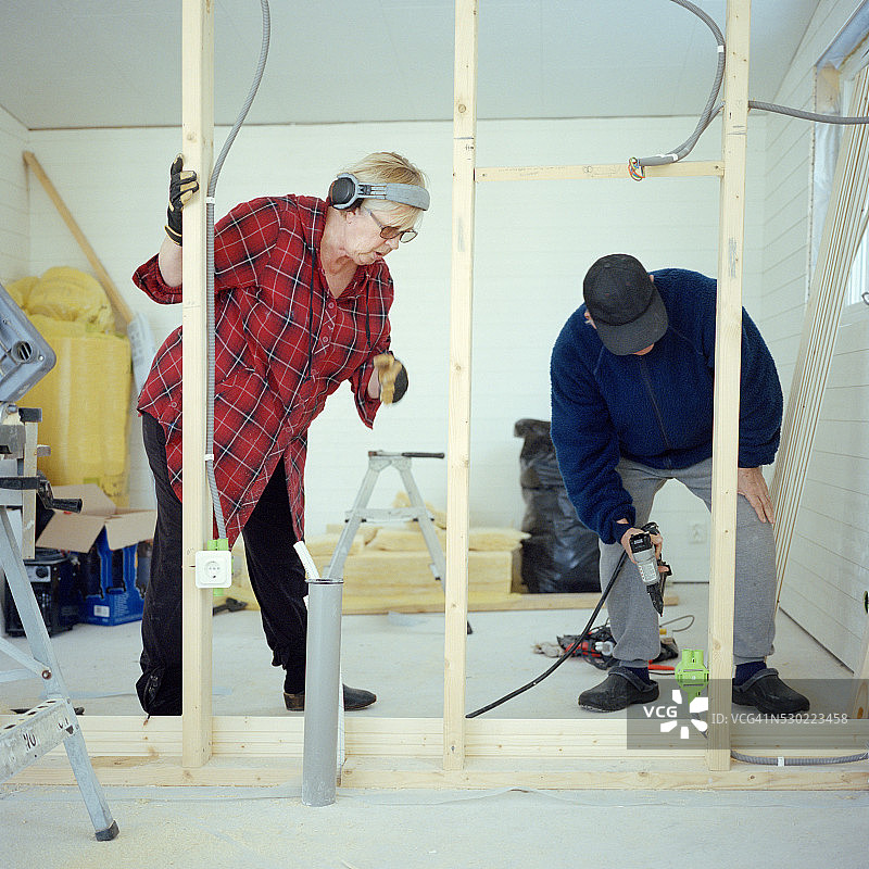 老年夫妇做木工图片素材