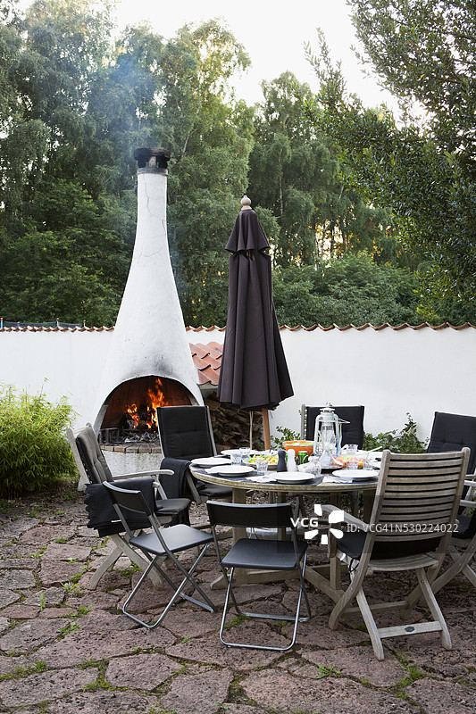 在花园里摆放餐桌和炉灶图片素材